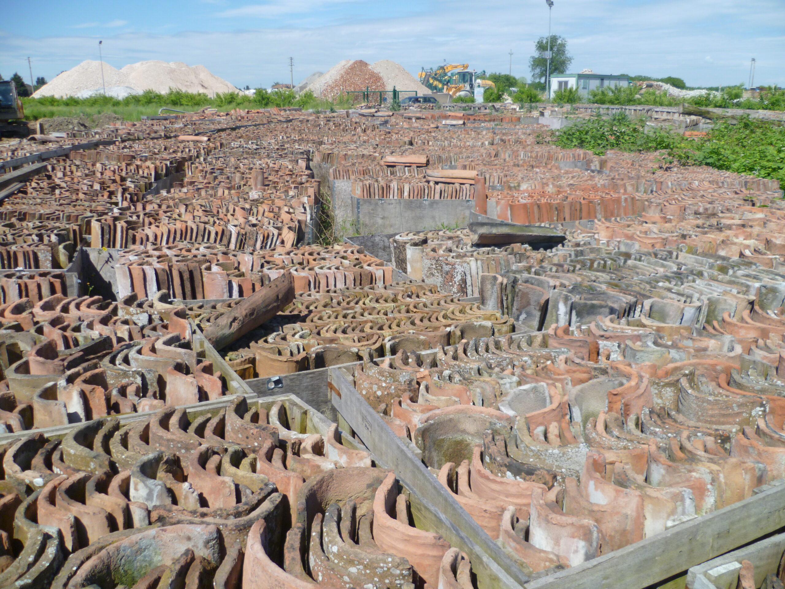 Coppi antichi in cotto di recupero per tetti e coperture tradizionali